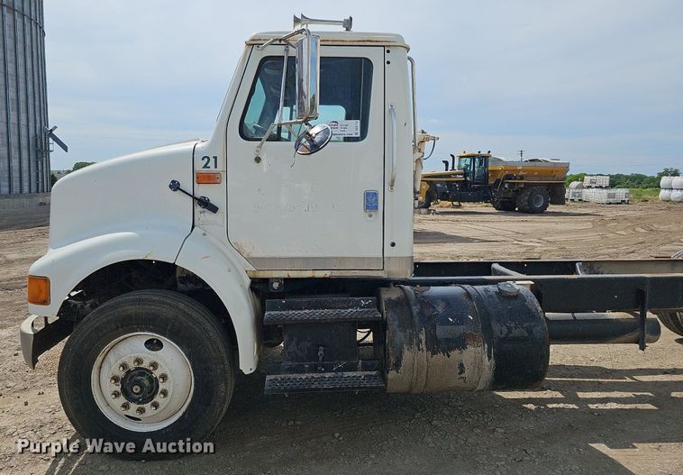 image for item DO2714 1993 International 8100  truck cab and chassis