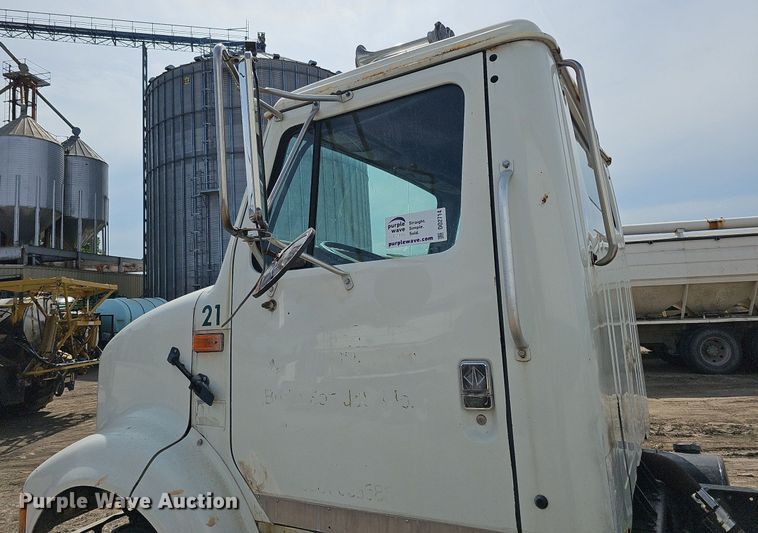 image for item DO2714 1993 International 8100  truck cab and chassis