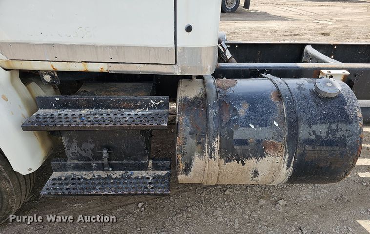 image for item DO2714 1993 International 8100  truck cab and chassis