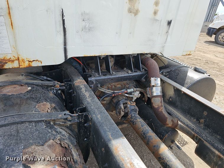 image for item DO2714 1993 International 8100  truck cab and chassis