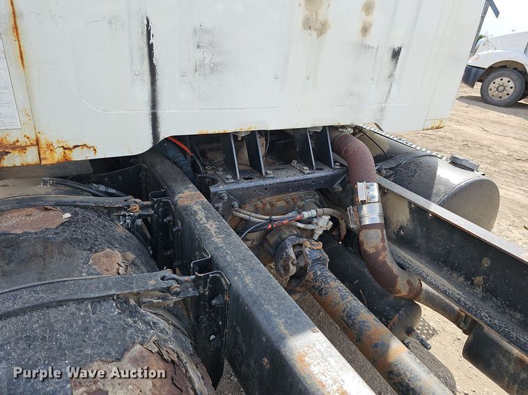 image for item DO2714 1993 International 8100  truck cab and chassis