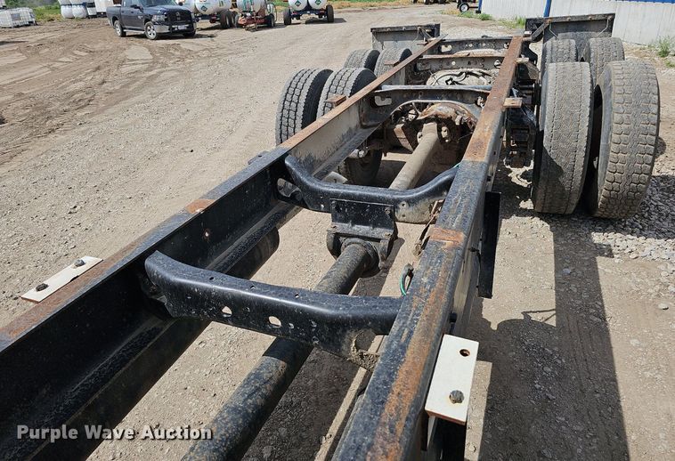 image for item DO2714 1993 International 8100  truck cab and chassis