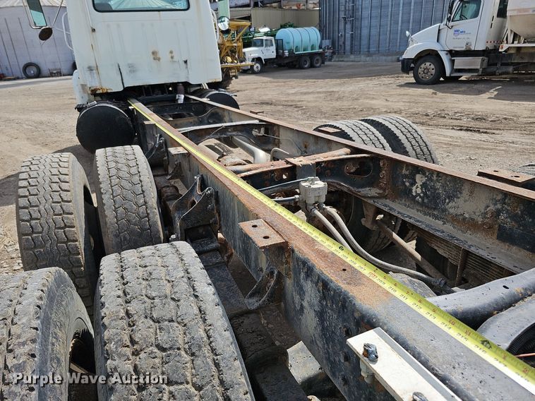 image for item DO2714 1993 International 8100  truck cab and chassis