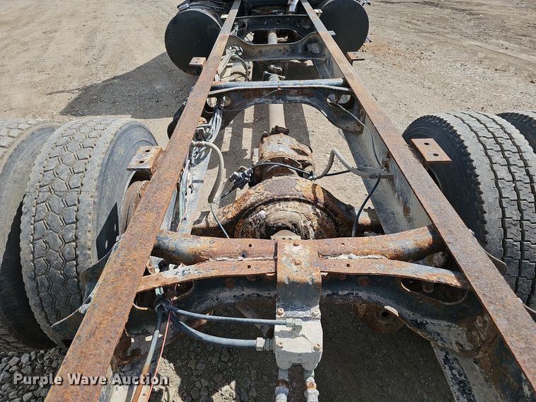 image for item DO2714 1993 International 8100  truck cab and chassis