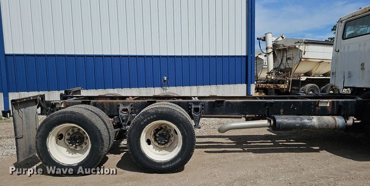 image for item DO2714 1993 International 8100  truck cab and chassis