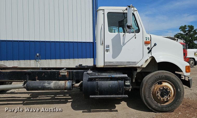 image for item DO2714 1993 International 8100  truck cab and chassis