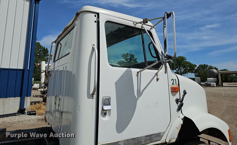 image for item DO2714 1993 International 8100  truck cab and chassis