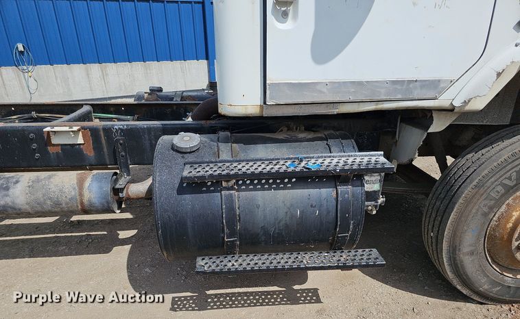 image for item DO2714 1993 International 8100  truck cab and chassis