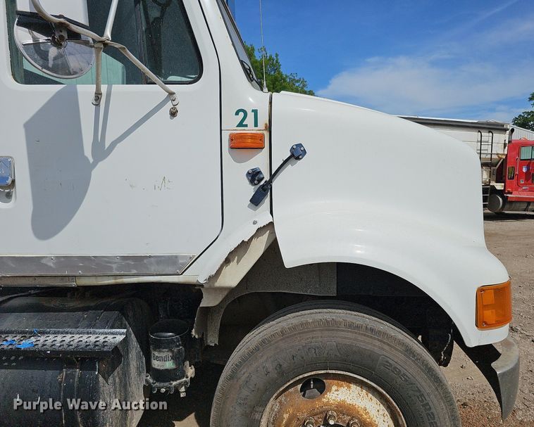 image for item DO2714 1993 International 8100  truck cab and chassis