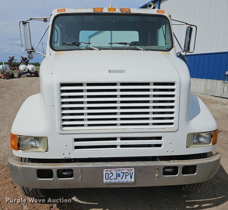 image for item DO2714 1993 International 8100  truck cab and chassis