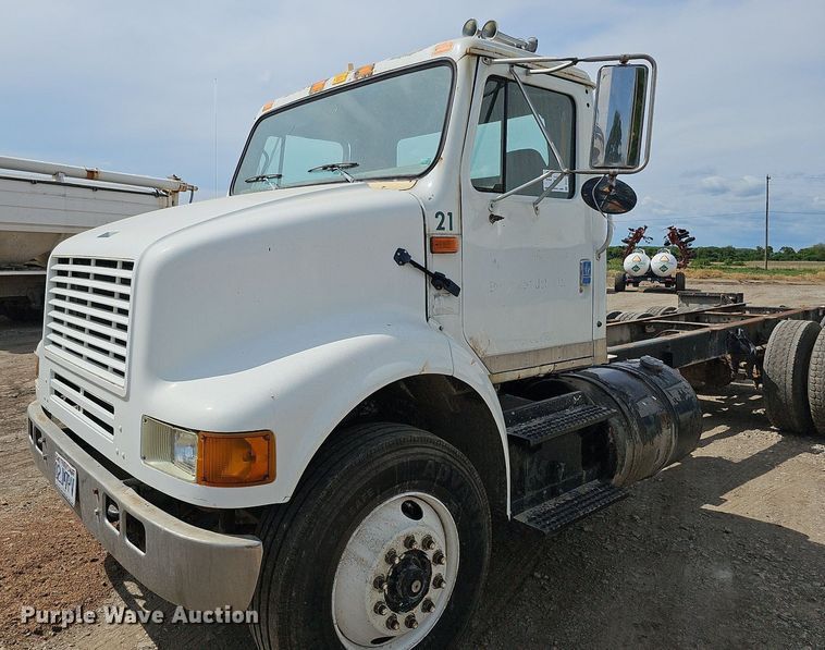 image for item DO2714 1993 International 8100  truck cab and chassis
