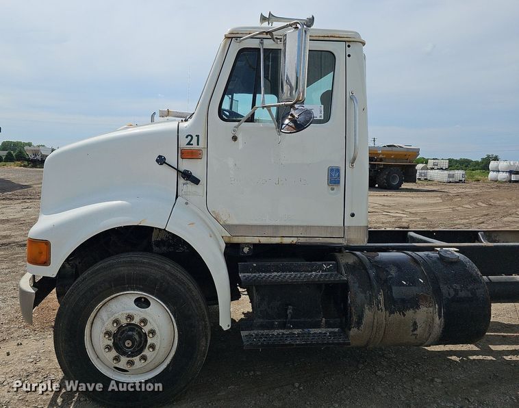 image for item DO2714 1993 International 8100  truck cab and chassis