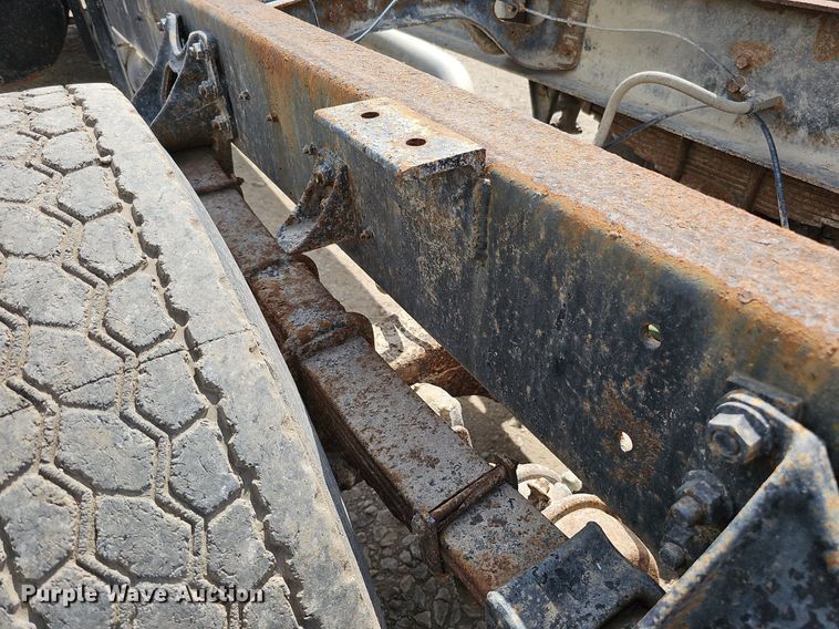 image for item DO2714 1993 International 8100  truck cab and chassis