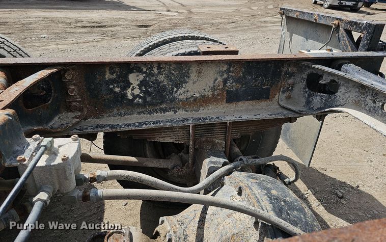 image for item DO2714 1993 International 8100  truck cab and chassis