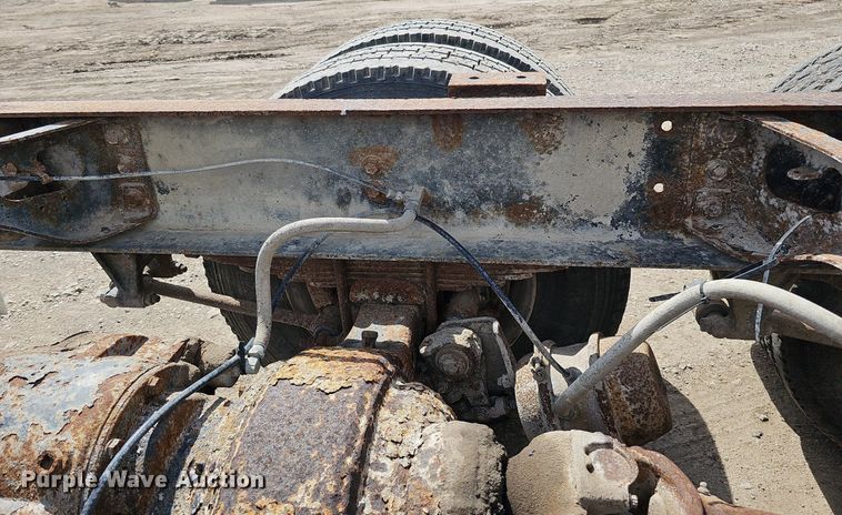 image for item DO2714 1993 International 8100  truck cab and chassis