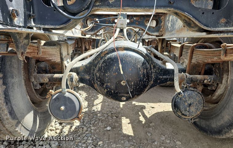 image for item DO2714 1993 International 8100  truck cab and chassis