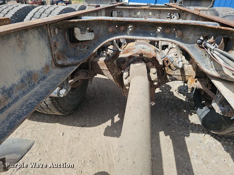 image for item DO2714 1993 International 8100  truck cab and chassis