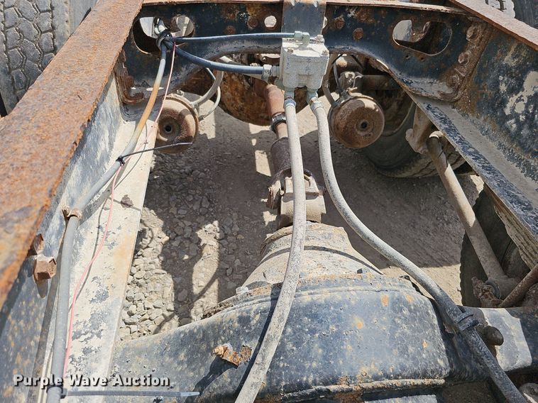 image for item DO2714 1993 International 8100  truck cab and chassis