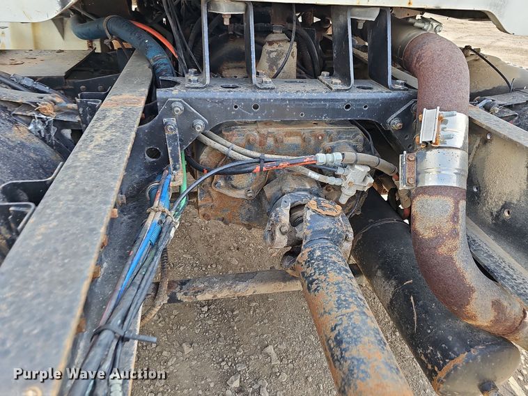 image for item DO2714 1993 International 8100  truck cab and chassis