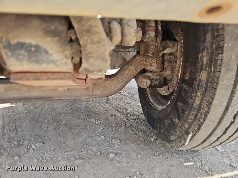 image for item DO2714 1993 International 8100  truck cab and chassis