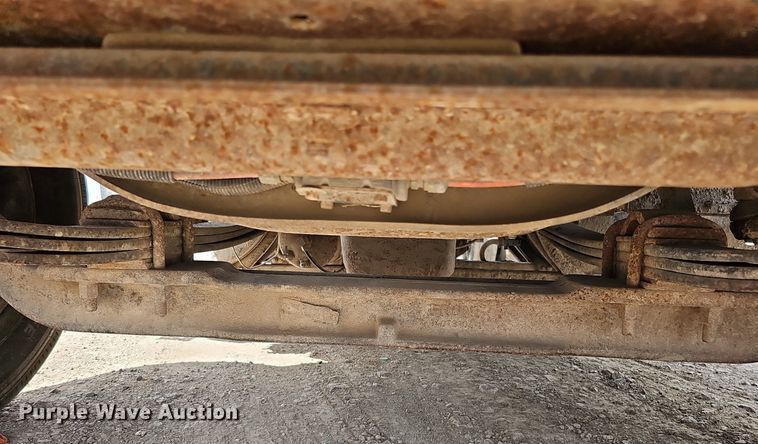 image for item DO2714 1993 International 8100  truck cab and chassis