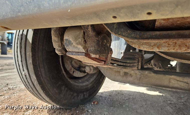 image for item DO2714 1993 International 8100  truck cab and chassis