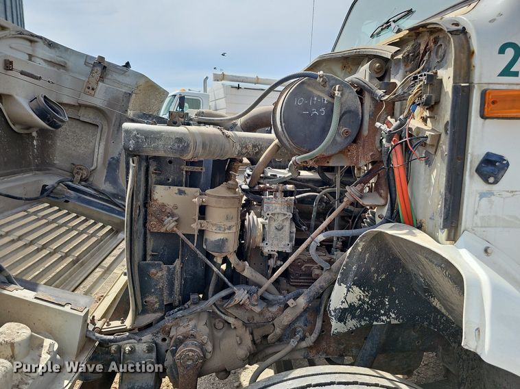 image for item DO2714 1993 International 8100  truck cab and chassis