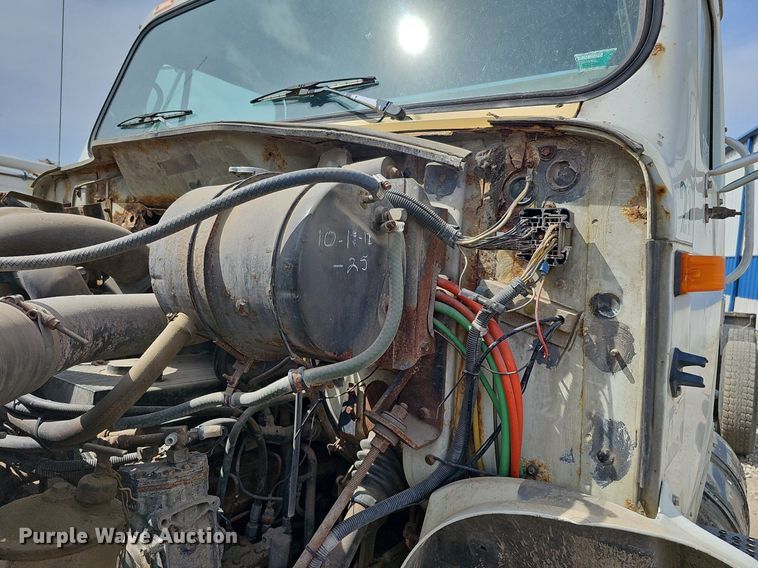 image for item DO2714 1993 International 8100  truck cab and chassis