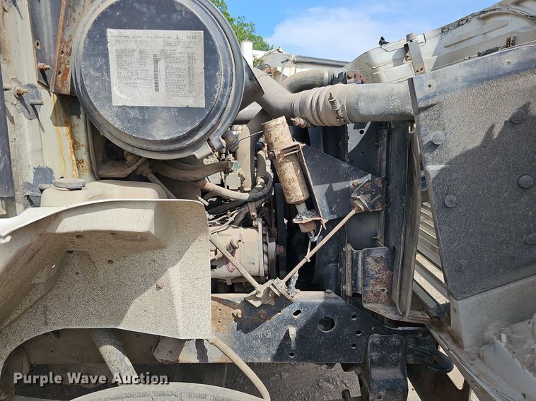 image for item DO2714 1993 International 8100  truck cab and chassis