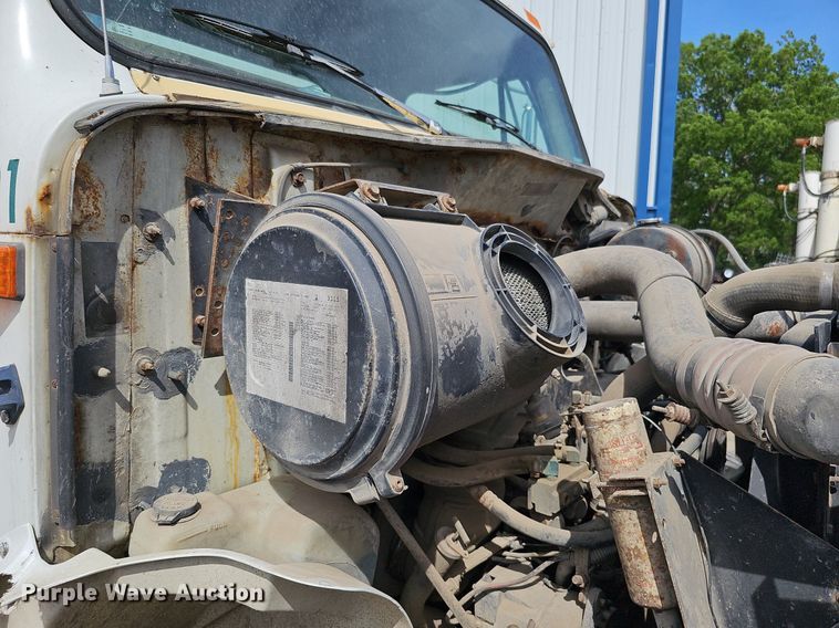 image for item DO2714 1993 International 8100  truck cab and chassis