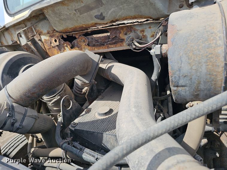 image for item DO2714 1993 International 8100  truck cab and chassis