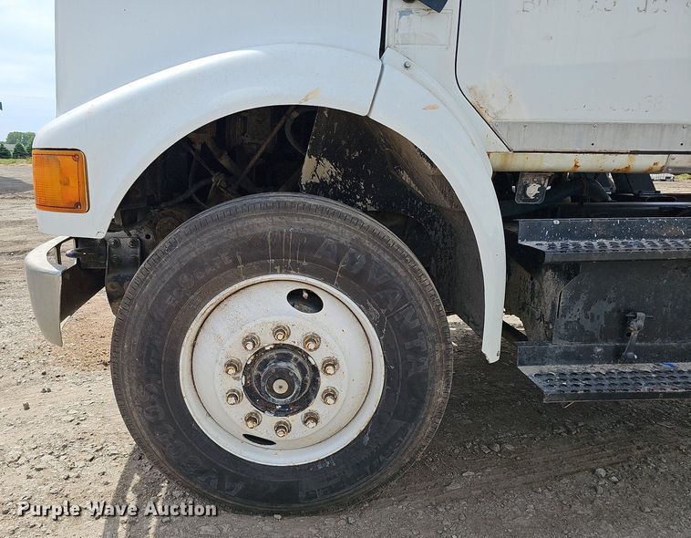 image for item DO2714 1993 International 8100  truck cab and chassis