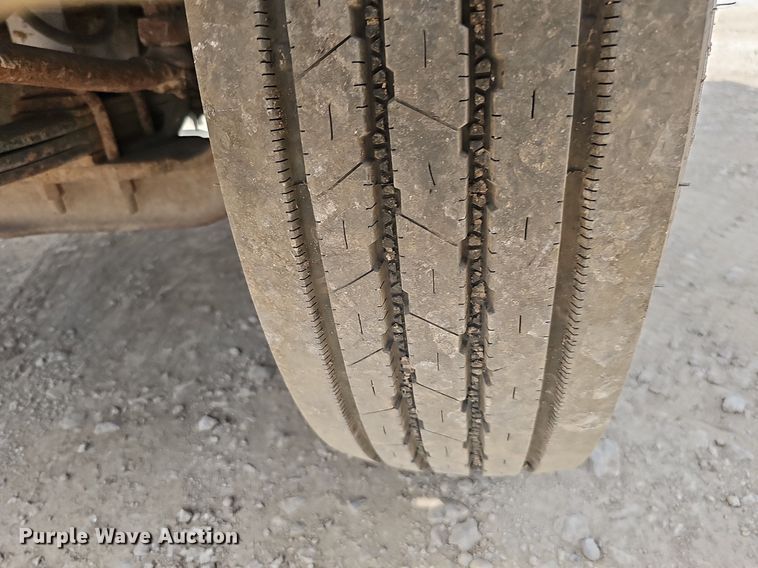 image for item DO2714 1993 International 8100  truck cab and chassis