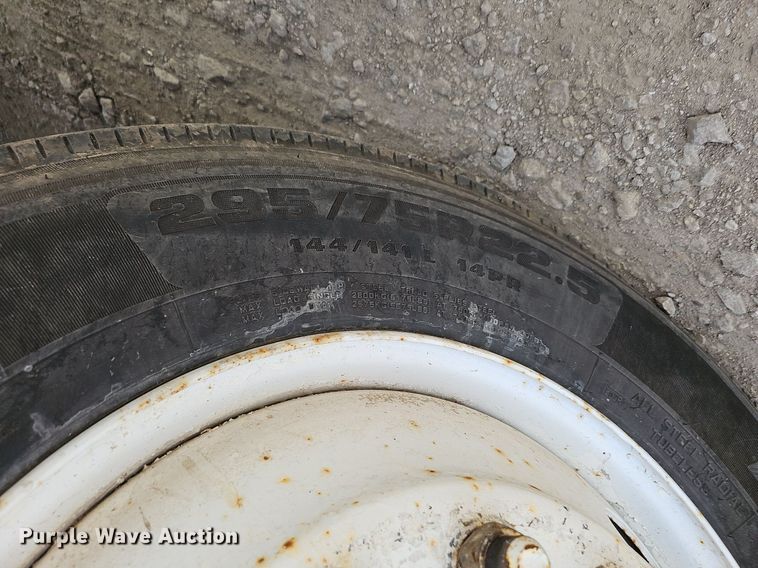 image for item DO2714 1993 International 8100  truck cab and chassis