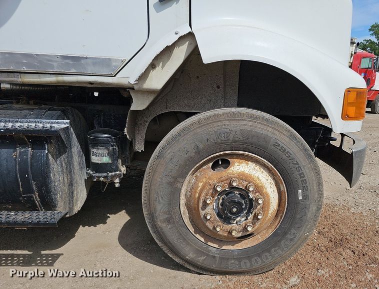 image for item DO2714 1993 International 8100  truck cab and chassis