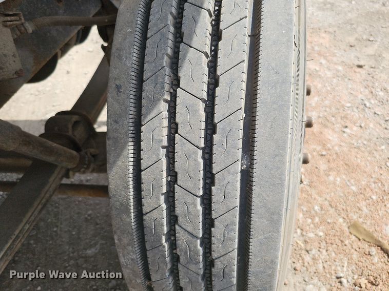 image for item DO2714 1993 International 8100  truck cab and chassis