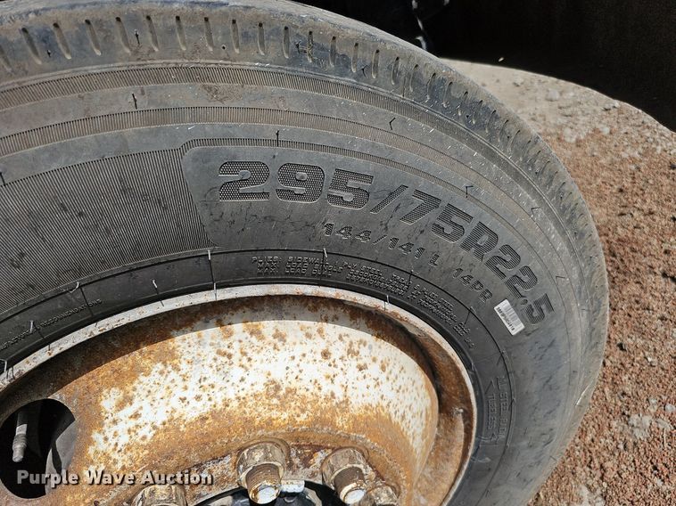 image for item DO2714 1993 International 8100  truck cab and chassis