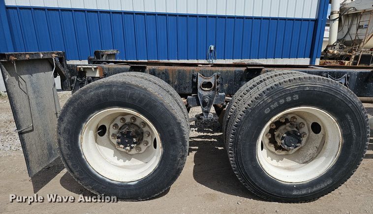 image for item DO2714 1993 International 8100  truck cab and chassis