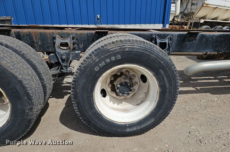 image for item DO2714 1993 International 8100  truck cab and chassis