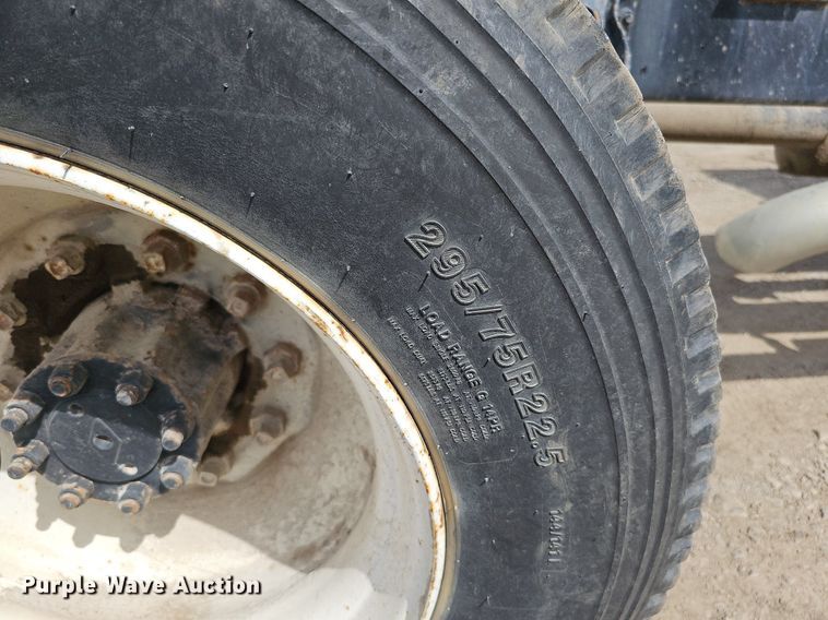 image for item DO2714 1993 International 8100  truck cab and chassis