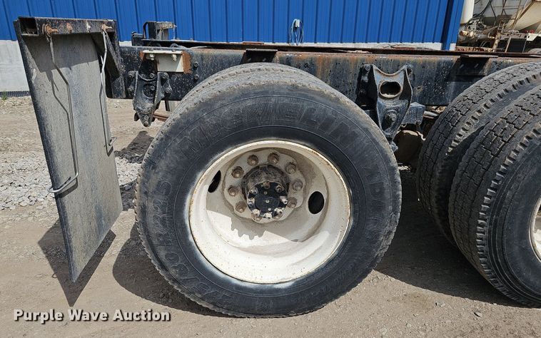 image for item DO2714 1993 International 8100  truck cab and chassis