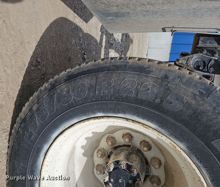 image for item DO2714 1993 International 8100  truck cab and chassis