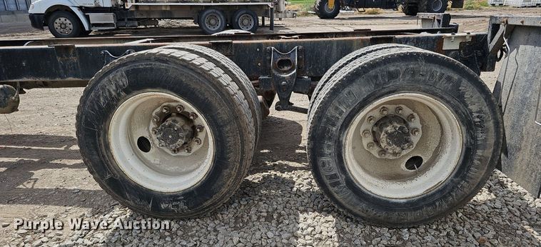 image for item DO2714 1993 International 8100  truck cab and chassis