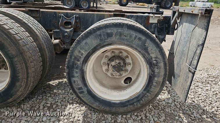 image for item DO2714 1993 International 8100  truck cab and chassis