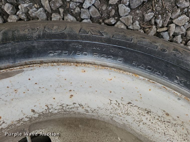 image for item DO2714 1993 International 8100  truck cab and chassis