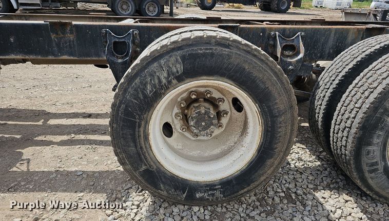 image for item DO2714 1993 International 8100  truck cab and chassis