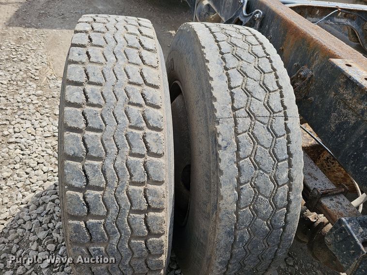 image for item DO2714 1993 International 8100  truck cab and chassis