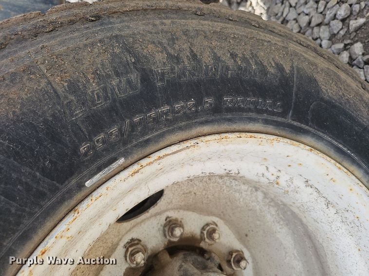 image for item DO2714 1993 International 8100  truck cab and chassis