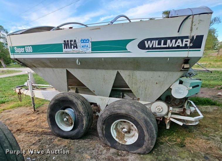 image for item DO2719 Willmar Super 600 spreader