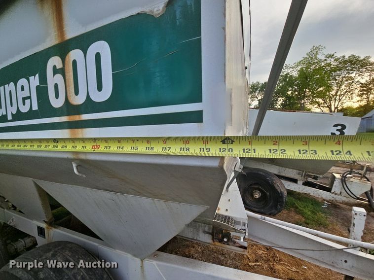 image for item DO2719 Willmar Super 600 spreader